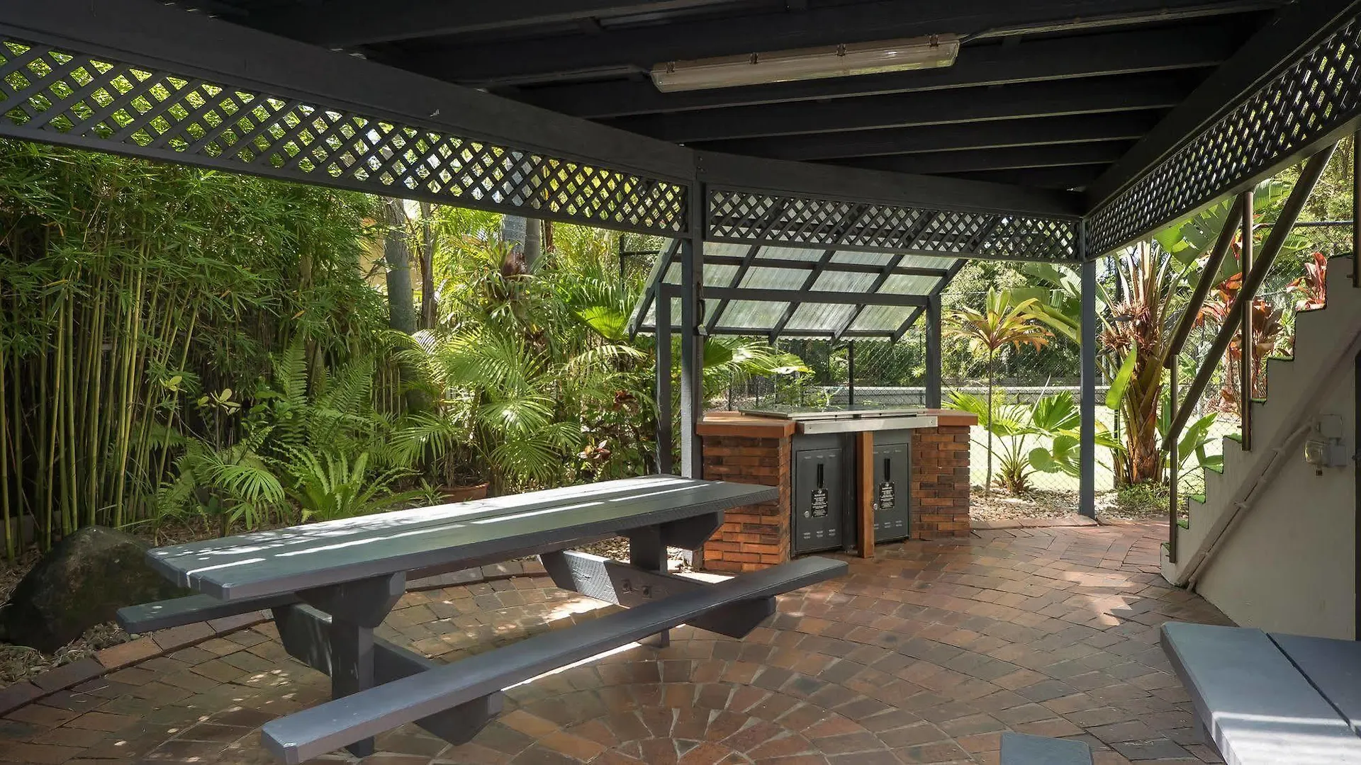 Alexander Holiday Apartments Gold Coast Aparthotel